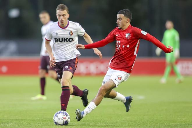 在高空球处 在高空球处